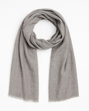 Load image into Gallery viewer, Grijze Sjaal Lisbon, Grey Melange is een zachte sjaal met een stoere, minimalistische afwerking, van de Moment in May Collectie. Sjaal heeft een lichte, gladde textuur met gerafelde randen.
