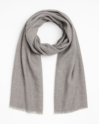 Sjaal Lisbon Grey Melange is een zachte sjaal met een stoere, minimalistische afwerking, van de Moment in May Collectie. Sjaal heeft een lichte, gladde textuur met gerafelde randen.