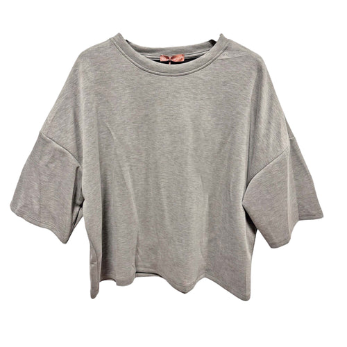 Zachte Sweater in Jogging stof van Mooij in een luxueuze stof. Een sweater, met ronde hals en wijde 3/4 mouwen, die heerlijk zit en qua stof mooi valt door een zwaardere kwaliteit stof. Een heerlijke sweater, als goede basis. Sweater is verkrijgbaar in verschillende kleuren: zwart, grijs.