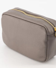 Afbeelding in Gallery-weergave laden, Grijze Tas, Irene Classic Grain is vervaardigd uit hoogwaardig Italiaans echt leer. Deze lederen schoudertas is ook als crossbodytas te dragen, tas wordt met een afneembaar en verstelbaar hengsel geleverd. De Irene schoudertas is verkrijgbaar in verschillende kleuren: Grijs, Bordeaux. Afmeting tas is 21cmx15cmx8cm.
