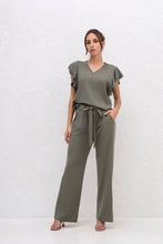 Afbeelding in Gallery-weergave laden, Groen Comfy Pak Kiki van Chastar is een super comfortabel, zacht en stijlvol pak van tricot, welke gemakkelijk te combineren is en vele mogelijkheden biedt. Natuurlijk als pak kun je hier casual gekleed mee voor de dag komen. Tevens kun je de top en de broek afzonderlijk van elkaar dragen.
