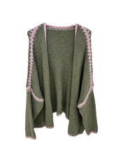 Afbeelding in Gallery-weergave laden, Groen Grofgebreid Vest met lichtroze contrasterend kleuraccent. Comfortabel openvallend vest geeft dit tijdloze basisstuk een speelse en moderne twist. 
