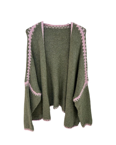 Groen Grofgebreid Vest met lichtroze contrasterend kleuraccent. Comfortabel openvallend vest geeft dit tijdloze basisstuk een speelse en moderne twist. 