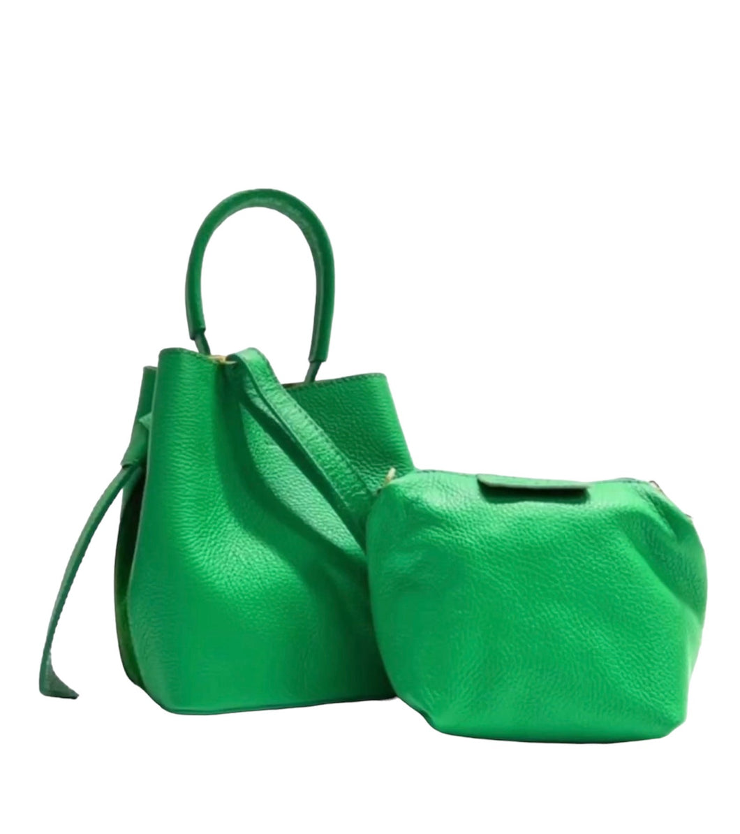 Groene Tas Piccolino wordt geleverd inclusief mini tas met ritssluiting, welke tevens als schoudertas of cross body te dragen is. Twee prachtige tasjes voor de prijs van één. Lederen Tas Piccolino is verkrijgbaar in verschillende kleuren: Beige, Groen.