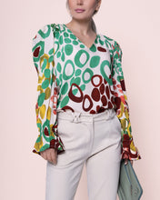 Afbeelding in Gallery-weergave laden, Groene Blouse Print met V-hals van de Soft Collectie Chastar. Viscose Blouse Circle Green is een frisse en moderne top met cirkels van een zachte stof. De blouse heeft smok schouders, elastiek in de mouwen en is verkrijgbaar in combinatiematen. Viscose Blouse Circle is verkrijgbaar in verschillende kleuren: blauw, groen, fuchsia.
