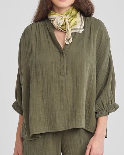 Groene Blouse Top Bauke van de Moment Amsterdam Collectie is een top met V-hals, korte mouwen met ruches in een prachtige groene kleur. Deze katoenen blouse top heeft twee knoopjes tot halverwege de blouse en is van een mooie zachte katoen.
