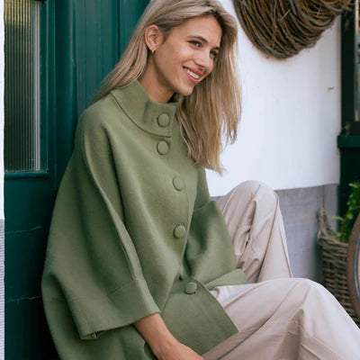 Olijfgroene Poncho Jas MARIE van Cycleur de Luxe biedt zowel stijl als sportiviteit. Met olijfgroen als basiskleur met beige accenten en een eigentijdse kraag en knopen.