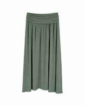 Load image into Gallery viewer, Lange Rok met een taille omslagband. Deze lange zwierige rok met subtiel lurex draadje, is een heerlijk luchtig item voor het voorjaar en de zomer en is ook zeker in het najaar gemakkelijk door te dragen met een panty of maillot. Deze rok is verkrijgbaar in verschillende kleuren: wit, brique, groen, zand.
