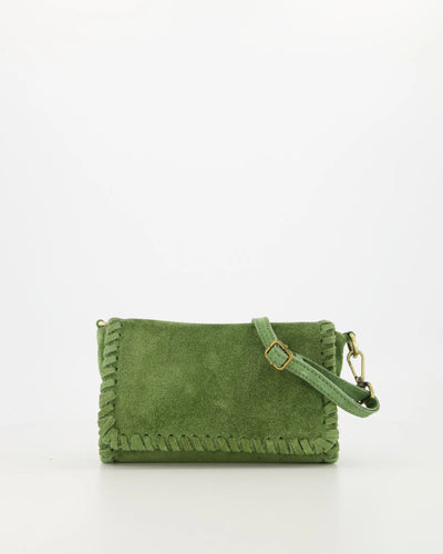 Groene Lederen Crossbody Tas Romee is gemaakt van suède leer. De tas bestaat uit een hoofdvak en is te sluiten door middel van een rits. De tas heeft een afneembaar en verstelbaar hengsel van suède en is verkrijgbaar in verschillende kleuren: Groen suède, Taupe suède. Afmeting tas is 18cm x 11cm x 4,5cm.