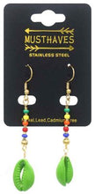 Load image into Gallery viewer, Groene Oorbellen Colorful Shell zijn langere oorbellen met gekleurde beads, kraaltjes en een schelpje als hanger. Deze gekleurde oorbellen, type oorhangers, hebben een lengte van ca. 6cm. Oorbellen Colorful Shell zijn verkrijgbaar in verschillende kleuren.
