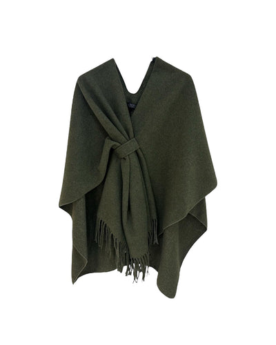 Groene Poncho, Omslagdoek Evi van M&G is een zwaardere poncho in een uni kleur met franjes en kan vastgemaakt worden met een lus. Ideaal voor in de auto! 