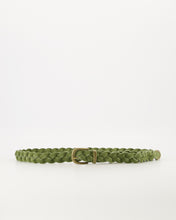 Load image into Gallery viewer, Groene gevlochten leren riem van suède met bronskleurige gesp. Riem Ilse is verkrijgbaar in verschillende kleuren.
