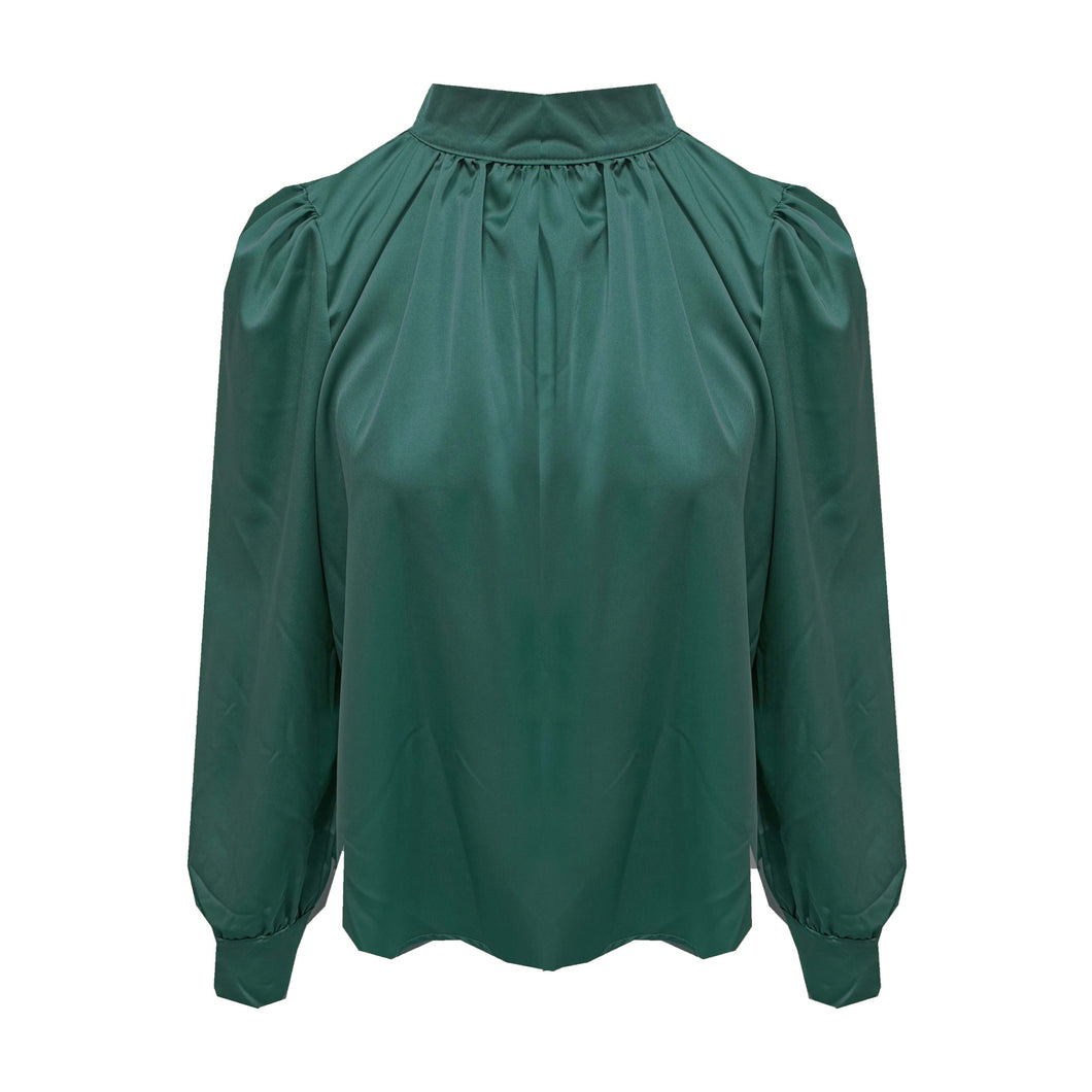 Groene Glanzende Satijnen Blouse met Pofschouders en Hoge Kraag.
Elegante blouse van glanzende satijnstof met vrouwelijke pofschouders, een chique hoge kraag en twee knoopjes in de nek. De soepelvallende stof geeft een luxe uitstraling en voelt zacht aan op de huid. Perfect te combineren met een rok of pantalon voor een stijlvolle kantoorlook of een feestelijke outfit.