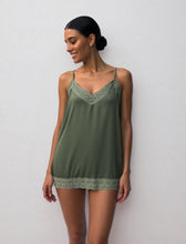 Load image into Gallery viewer, Deze groene elegante zijden Slip On Top straalt luxe en vrouwelijkheid uit. De top is afgewerkt met verfijnd kant aan zowel de boven- als onderzijde, wat zorgt voor een romantische en stijlvolle uitstraling. Dankzij de verstelbare spaghettibandjes kun je de top perfect naar wens aanpassen voor een comfortabele pasvorm.
