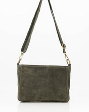 Afbeelding in Gallery-weergave laden, Groene Tas Juliana Suede is een verfijnde schoudertas met decoratieve gevlochten details en een karakteristieke goudkleurige gesp. Dankzij het verstelbare en afneembare hengsel kan de tas comfortabel over de schouder of crossbody gedragen worden. De zachte suède afwerking geeft het model een elegante uitstraling.
