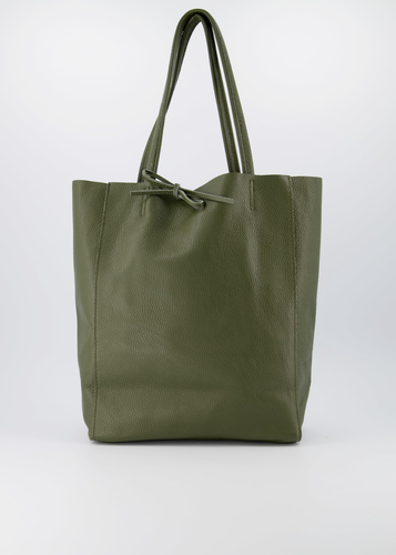 Groene Lederen schoudertas Mia is een soepel vallende shopper met touwsluiting en heeft aan de binnenkant van de tas een extra vakje met ritssluiting. Deze schoudertas is verkrijgbaar in verschillende kleuren: Groen, Ecru, Terra, Groen suède, Bruin suède, Cheetah suède, Kelly Green suède, Taupe suède, Beige suède.