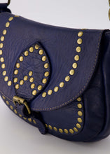 Afbeelding in Gallery-weergave laden, Blauwe Tas Heart is een prachtige gewassen lederen schoudertas met bronskleurige studs. Tas kan ook gedragen worden als crossbody tas, wordt geleverd met een afneembaar en verstelbaar hengsel en heeft een binnenvak met aan de binnenzijde een ritsvak. Tas Heart is verkrijgbaar in verschillende kleuren: Cognac, Blauw.
