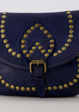 Load image into Gallery viewer, Blauwe Tas Heart is een prachtige gewassen lederen schoudertas met bronskleurige studs. Tas kan ook gedragen worden als crossbody tas, wordt geleverd met een afneembaar en verstelbaar hengsel en heeft een binnenvak met aan de binnenzijde een ritsvak. Tas Heart is verkrijgbaar in verschillende kleuren: Cognac, Blauw.
