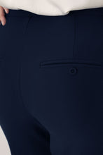 Load image into Gallery viewer, Blauwe Broek van Corel, kleur Marine, model Boa Flare Sport heeft een elastische hoge tailleband sluit naadloos aan op het lichaam en door de uiteenlopende pijpen heeft de broek een flaterend karakter. De broek is gemaakt van een comfortabale, middelzware stretchy materialenmix.
