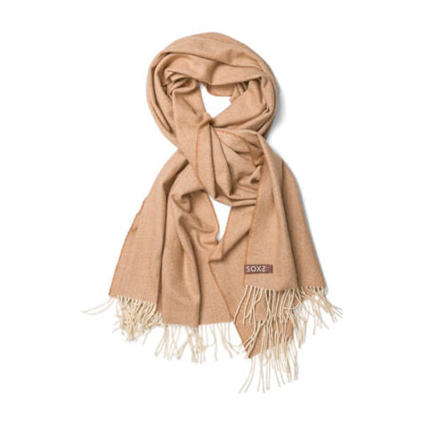 Sjaal van SOXS is vervaardigd van merino wol, de sjaal heeft een chocolate label. Deze zachte sjaal is verkrijgbaar in verschillende kleuren: Camel, Offwhite. Alle producten van SOXS zijn verpakt in luxe cadeauverpakkingen, leuk om als cadeau te geven of om jezelf te verwennen.