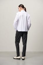 Load image into Gallery viewer, Witte Blouse Hanna is een casual blouse van Jane Luskha, heeft lange mouwen met manchetten, subtiele ruches op de schouders en een kraag. Deze prachtige blouse is ook ontzettend mooi om te dragen op een donkere broek of onder een pak. De blouse is van de bekende travel kwaliteit en is verkrijgbaar in maat S t/m XXL.
