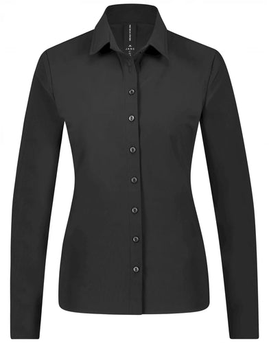Zwarte Blouse Kikkie U7231100LS is een getailleerde blouse uit de basis collectie van Jane Luskha, heeft lange mouwen, donkere knoopjes en een kraag. Deze stijlvolle blouse is ook ontzettend mooi om te dragen onder een pak. De blouse is van de bekende travel kwaliteit, is verkrijgbaar in zwart, wit en donkerblauw.
