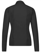 Load image into Gallery viewer, Zwarte Blouse Kikkie U7231100LS is een getailleerde blouse uit de basis collectie van Jane Luskha, heeft lange mouwen, donkere knoopjes en een kraag. Deze stijlvolle blouse is ook ontzettend mooi om te dragen onder een pak. De blouse is van de bekende travel kwaliteit, is verkrijgbaar in zwart, wit en donkerblauw.
