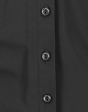 Load image into Gallery viewer, Zwarte Blouse Kikkie U7231100LS is een getailleerde blouse uit de basis collectie van Jane Luskha, heeft lange mouwen, donkere knoopjes en een kraag. Deze stijlvolle blouse is ook ontzettend mooi om te dragen onder een pak. De blouse is van de bekende travel kwaliteit, is verkrijgbaar in zwart, wit en donkerblauw.
