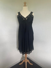Afbeelding in Gallery-weergave laden, Zwarte Slip Dress met Kant, ook als onderjurk te dragen.  De jurk is one size en is te dragen van maat S t/m maat L.  
