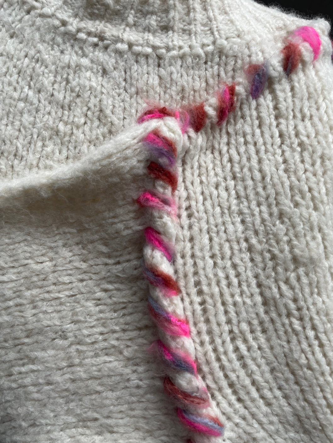 Beige Trui grofgebreid met een turtleneck, prikt niet en heeft een gekleurd detail als naad. De trui is verkrijgbaar in one size, draagbaar voor maat S t/m XL en is verkrijgbaar in verschillende kleuren: Beige/roze, Beige/brique.

