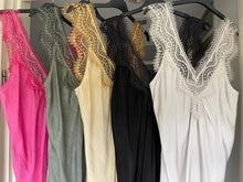 Load image into Gallery viewer, Satijnen singlets met kant van Ambika in diverse kleuren: Fuchsia, Groen, Geel, Zwart, Kit.
