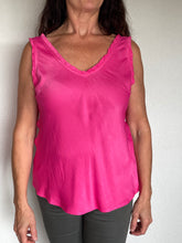 Load image into Gallery viewer, Top Seta Ruches V-hals Fuchsia

