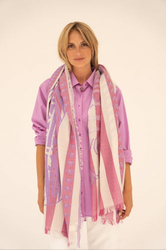 Paarse Sjaal, 600 Violet is een lange sjaal van Moment Amsterdam Collectie in de kleuren violetpaars, oudroze en roomwit. Deze prachtige sjaal heeft een afbeelding van een vis. Met deze sjaal maak jij jouw outfit helemaal compleet.  Een ware eyecatcher!  Item referentie : 24.404-24  met afmeting 190cm x 70cm.