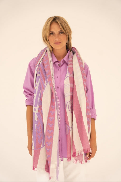Paarse Sjaal, 600 Violet is een lange sjaal van Moment Amsterdam Collectie in de kleuren violetpaars, oudroze en roomwit. Deze prachtige sjaal heeft een afbeelding van een vis. Met deze sjaal maak jij jouw outfit helemaal compleet.  Een ware eyecatcher!  Item referentie : 24.404-24  met afmeting 190cm x 70cm.