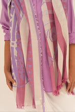 Afbeelding in Gallery-weergave laden, Paarse Sjaal, 600 Violet is een lange sjaal van Moment Amsterdam Collectie in de kleuren violetpaars, oudroze en roomwit. Deze prachtige sjaal heeft een afbeelding van een vis. Met deze sjaal maak jij jouw outfit helemaal compleet.  Een ware eyecatcher!  Item referentie : 24.404-24  met afmeting 190cm x 70cm.

