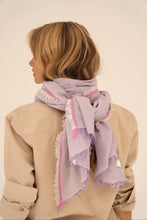 Afbeelding in Gallery-weergave laden, Paarse Sjaal 600 Violet is een eenvoudige maar prachtige sjaal van katoen van de Moment Amsterdam Collectie. Sjaal in de kleur violet met fluo roze als mooi en subtiel detail als bies.  Met deze sjaal maak jij jouw outfit helemaal compleet, mooi door eenvoud. Item referentie is 23.319-24, afmeting 180cm x 70cm.
