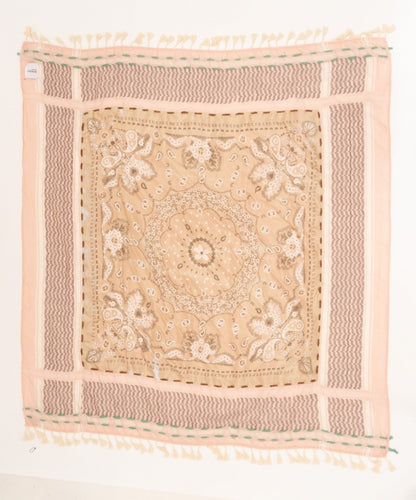 Roze sjaal, een prachtige grote vierkante sjaal met een afmeting van 120cm x 120cm van Moment Amsterdam Collectie. Sjaal in de basiskleur lichtroze met ook bruine, ecru, groene en grijze details. Met deze sjaal maak jij jouw outfit helemaal compleet.