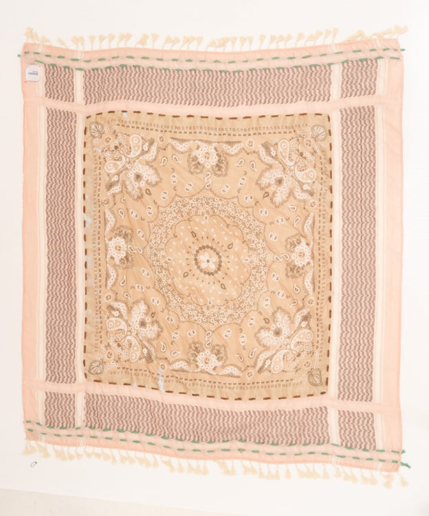 Roze sjaal, een prachtige grote vierkante sjaal met een afmeting van 120cm x 120cm van Moment Amsterdam Collectie. Sjaal in de basiskleur lichtroze met ook bruine, ecru, groene en grijze details. Met deze sjaal maak jij jouw outfit helemaal compleet.