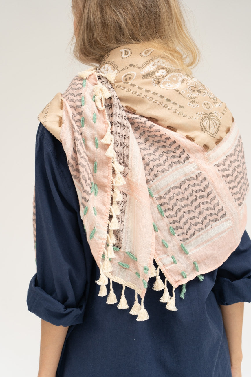 Roze sjaal, een prachtige grote vierkante sjaal met een afmeting van 120cm x 120cm van Moment Amsterdam Collectie. Sjaal in de basiskleur lichtroze met ook bruine, ecru, groene en grijze details. Met deze sjaal maak jij jouw outfit helemaal compleet.