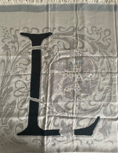 Load image into Gallery viewer, Grijze Sjaal van Moment Amsterdam Collectie, Sjaal 902 Light Grey. Een super zachte vierkante sjaal met afmeting 130cm x 130cm in de kleuren grijs, zwart en ecru.  Op de sjaal zijn de letters L O V E geborduurd. Deze prachtige sjaal met item referentie 23.321-24 maakt jouw outfit helemaal compleet.

