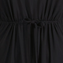 Load image into Gallery viewer, Zwarte Jurk Ilze is een tijdloze jurk met steekzakken van de Jane Lushka Collectie. De jurk is van de bekende travel kwaliteit, heeft een ronde hals, dubbele spaghettibandjes welke gekruist zijn aan de achterkant en heeft een strikceintuur om in je middel aan te trekken voor meer silhouette. Tijdloos en stijlvol!
