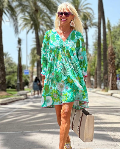 Groene Jurk van Place du Soleil. De Green Flower Power Dress is een prachtige uitlopende korte jurk met pailletten. Jurk heeft een V-hals met 3/4 mouwen met manchet, steekzakken en prachtige print. Wat een plaatje deze jurk! Deze jurk valt wat groter op maat.