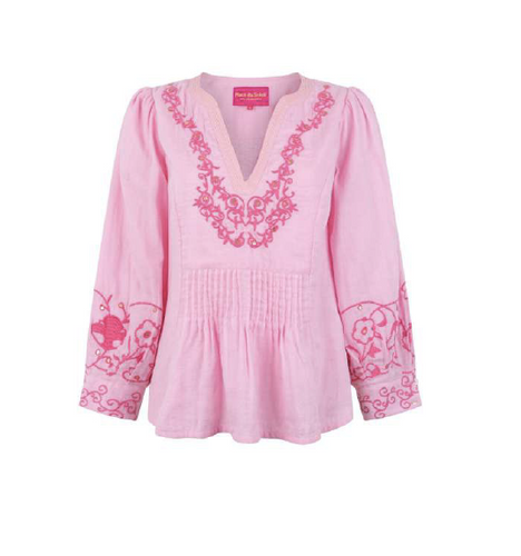 Roze Top van Place du Soleil Blouse Rosa & Dark Pink. De blouse is een licht klokkend model, 3/4 mouwen en heeft plooitjes als mooi detail. Deze geweldige blouse is in de prachtige roze kleur in combinatie met donker roze embroiderie. Deze blouse heeft kleine gouden pailletten als leuk detail, echt een prachtige top!