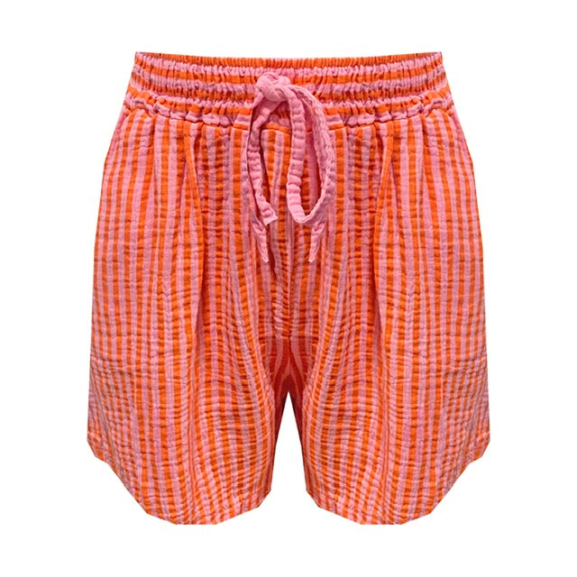 Korte broek, een leuke zomerse short van wafelkatoen met strikceintuur en strepen in frisse kleuren oranje en roze. 