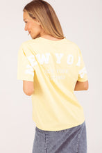 Afbeelding in Gallery-weergave laden, Geel T-shirt New York is een basis shirt van 100% katoen met ronde boord en korte mouwen. Op de achterkant heeft dit t-shirt een applicatie met letters NEW YORK. T-shirt New York is verkrijgbaar in verschillende kleuren: Wit/roze, Rood/wit, Geel/wit.
