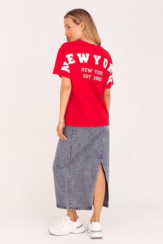 Rood T-shirt New York is een basis shirt van 100% katoen met ronde boord en korte mouwen. Op de achterkant heeft dit t-shirt een applicatie met letters NEW YORK in wit. T-shirt New York is verkrijgbaar in verschillende kleuren: Wit/roze, Rood/wit, Geel/wit.