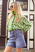 Afbeelding in Gallery-weergave laden, Groene Blouse met Ecru en Print. Een prachtige trendy blouse, heeft lange mouwen, die afgezet zijn met een groene bies. De blouse is one size en is te dragen van maat S t/m L.
