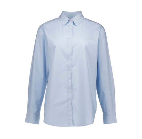 Blauwe Blouse van Moment Amsterdam van katoen, item referentie : 27.701-23, type boyfriend shirt is een prachtige basis blouse. Deze blouse is verkrijgbaar in verschillende kleuren: Baby Pink, Baby Blue en mag niet in jouw garderobe ontbreken.