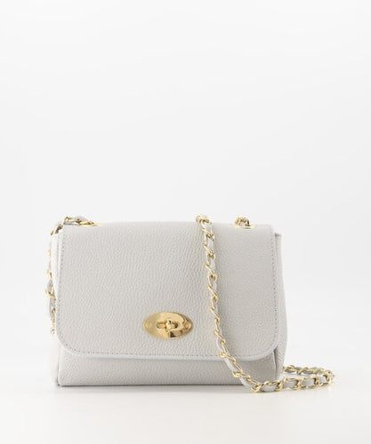 Grijze Tas, Lederen Tas Nina is een elegante crossbody tas met een kettinghengsel, met leer erdoorheen gevlochten voor een luxe uitstraling. Deze prachtige tas is vervaardigd van hoogwaardig leer en is voorzien van een unieke draaisluiting om de tas te sluiten. Deze tas is verkrijgbaar in verschillende kleuren.