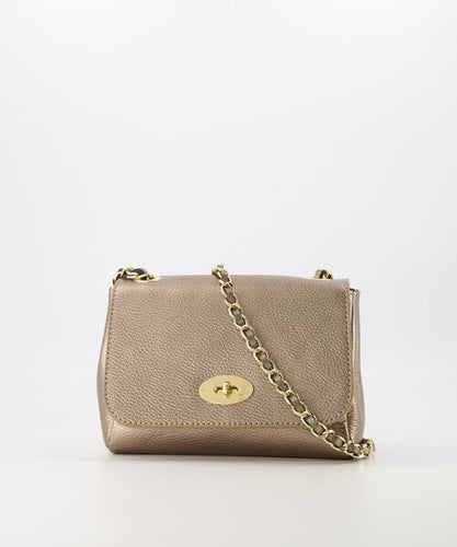 Bronskleurige Tas, Lederen Tas Nina is een elegante crossbody tas met een kettinghengsel, met leer erdoorheen gevlochten voor een luxe uitstraling. Deze prachtige tas is vervaardigd van hoogwaardig leer en is voorzien van een unieke draaisluiting om de tas te sluiten. Deze tas is verkrijgbaar in verschillende kleuren.